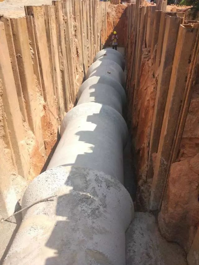 4) 水泥砂浆填缝及抹带接口作业时落入管道内的接口材料应清除;管径