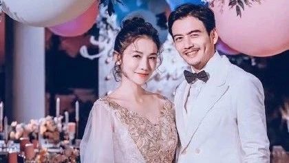 杨烁婚礼迎宾晚宴曝光,夫妻甜蜜相拥似新婚,王凯今天将当伴郎