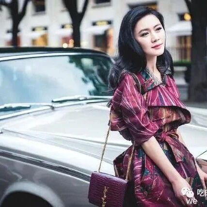 她是陆毅苦追4年的女人,豪门老公狱中病逝,如今与女儿复出捞金