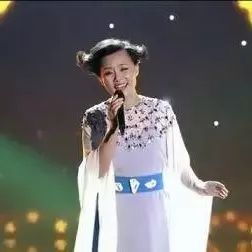 龚琳娜演唱定情曲《小河淌水》泪洒现场,歌唱功力之深厚令评委叹服