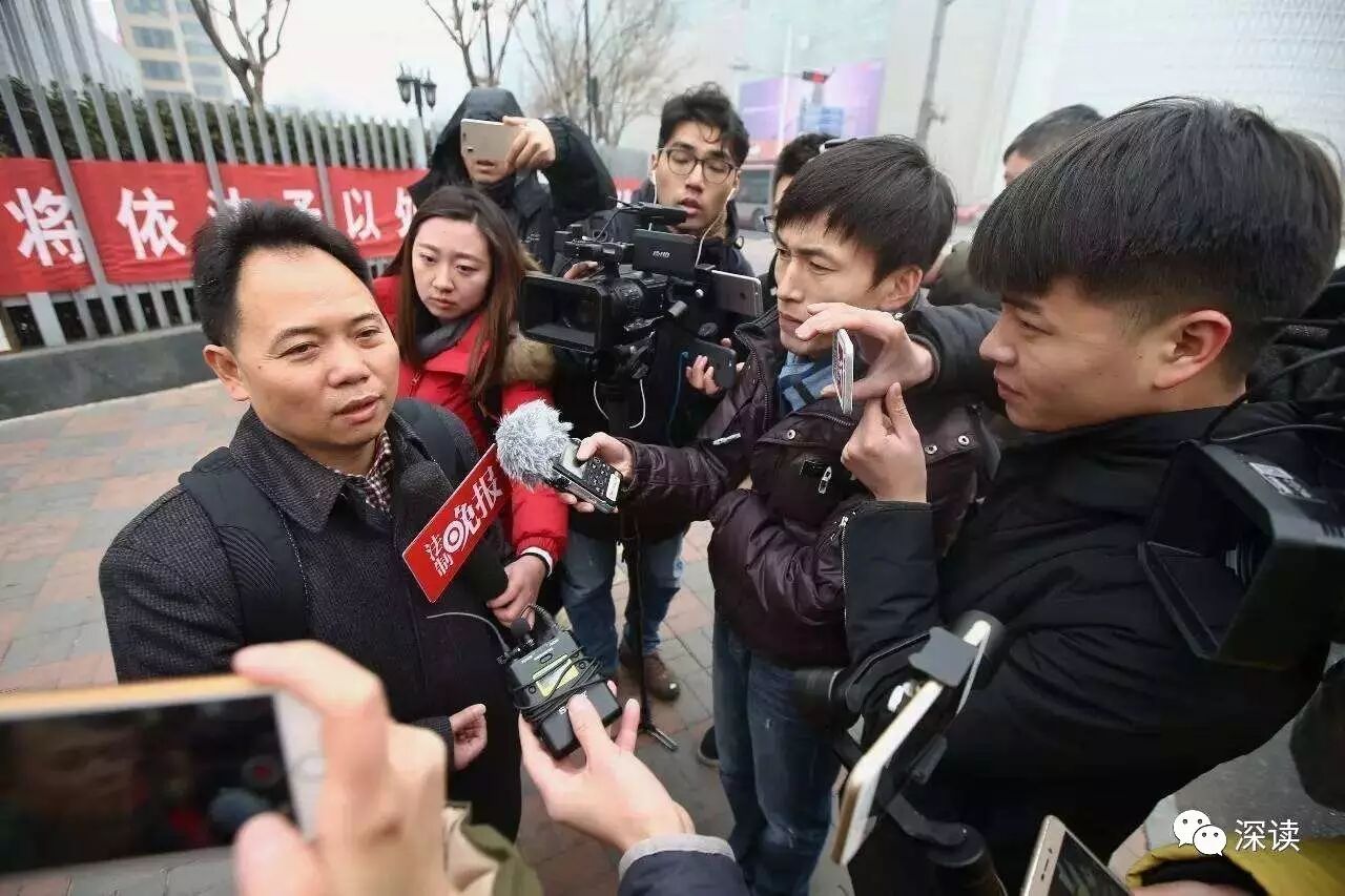 △“鹦鹉案”的二审辩护律师徐昕（中接受采访者）曾代理“天津大妈摆玩具枪摊获刑案”