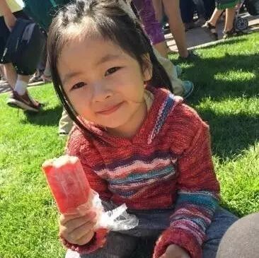 阿雅女儿Ava草坪上玩耍吃雪糕 小公主元气满满
