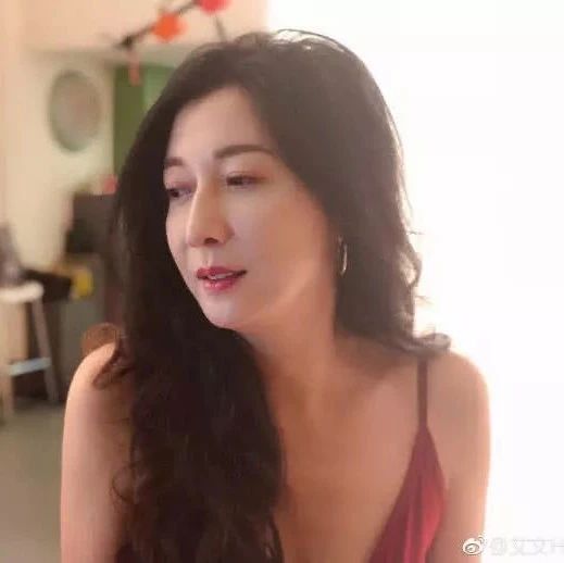 吴绮莉正式回归工作,一袭红裙出镜令人惊艳,45岁依旧美艳如初