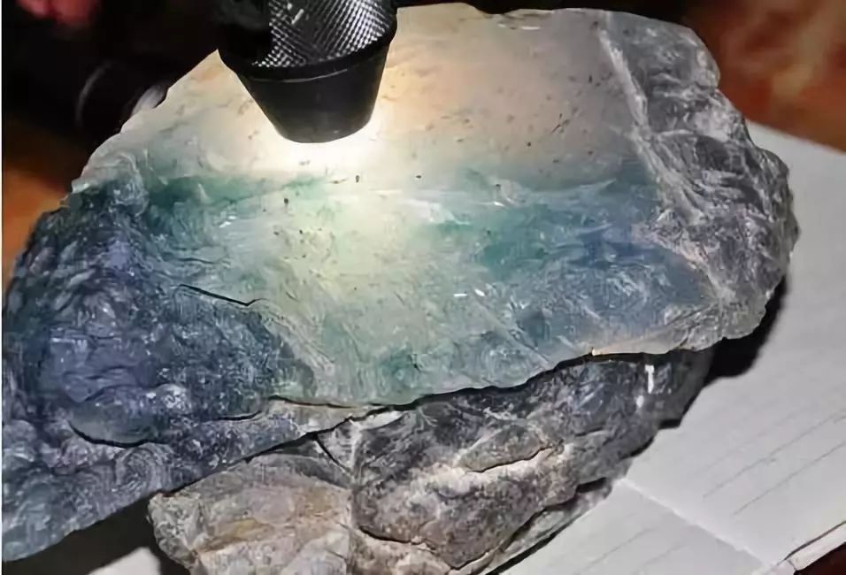 亿级的翡翠原石是怎么样的