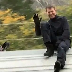 58岁汤姆·克鲁斯挪威拍《碟中谍7》,坐高速火车顶微笑挥手真帅