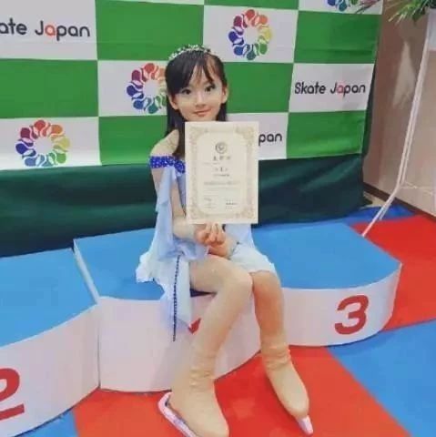 57岁莫少聪晒8岁小女儿,样貌清纯遗传妈妈高颜值,花样滑冰夺冠