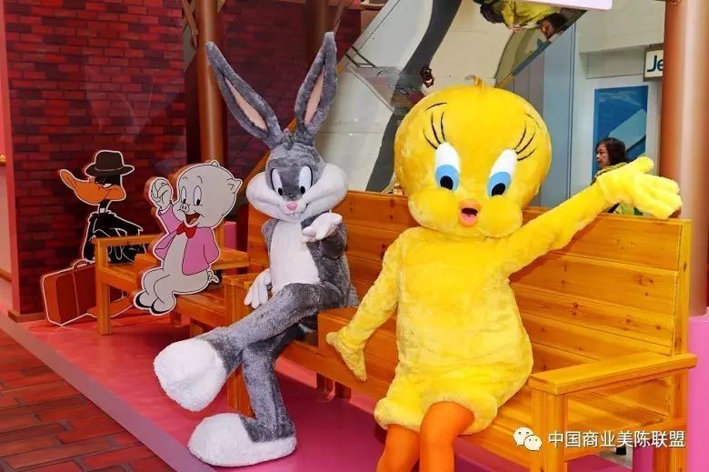 【复活节美陈】巨型宾尼兔坐幸运列车驾到 looney tunes 幸福之旅