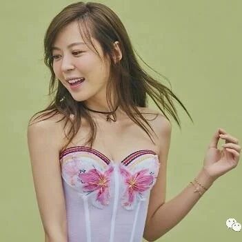“美嘉”李金铭美过分!少女与女王无缝衔接,这锁骨可以养金鱼!