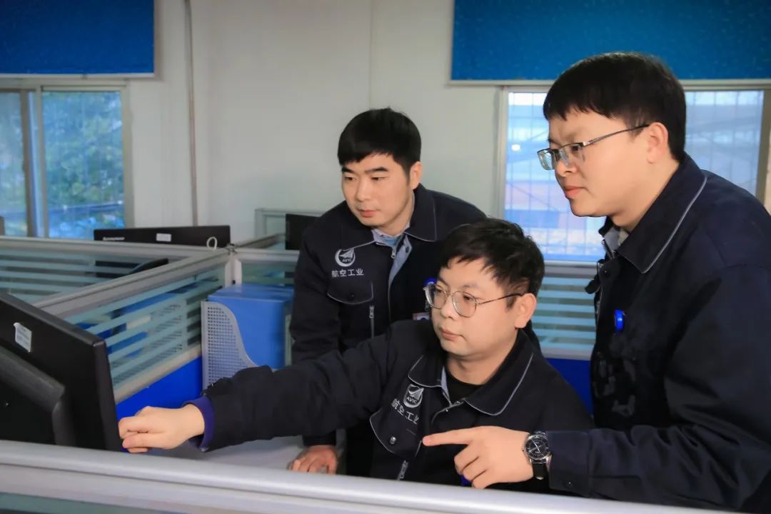 陕飞青年技术人员就创新实施中的问题进行讨论.jpg