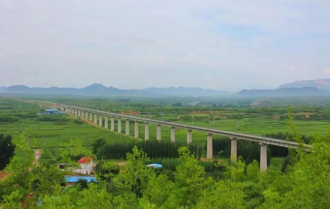 和邢铁路以货运为主兼顾客运,与现有的京广铁路,邯黄铁路,阳涉铁路