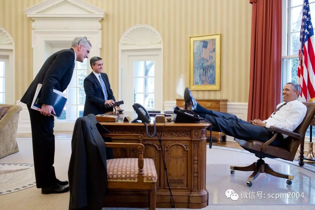 平时在白宫椭圆办公室,总统先生的造型经常是这样的.