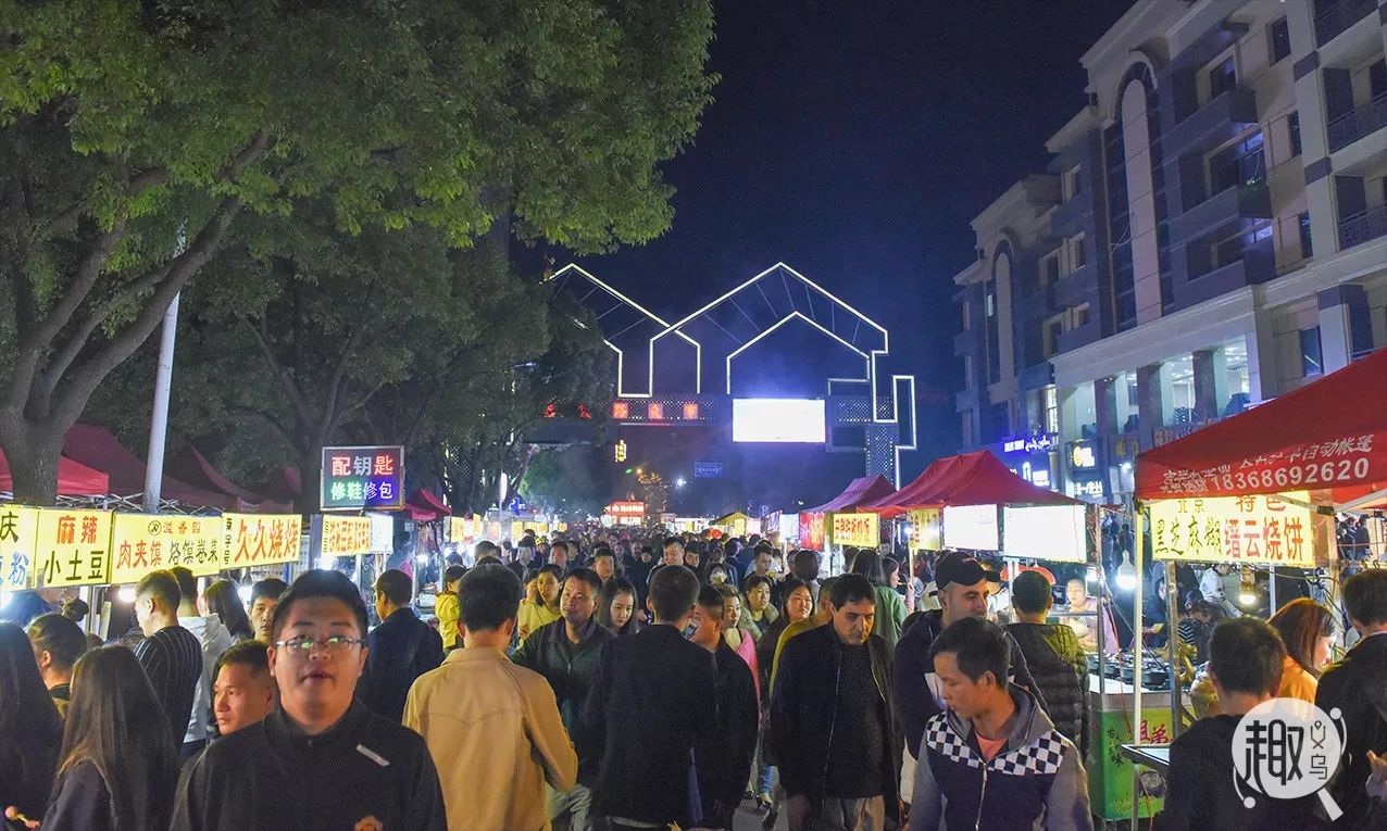 义乌三挺路这条不足一公里的夜市据说诞生过数位亿万富翁