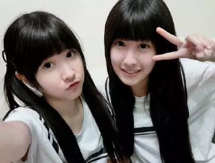 還記得曾經超紅的台灣雙胞胎姐妹花​Sandy&Mandy嗎？現在她們15歲，近照美得不行！ 網紅 第4張