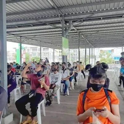 泰国湄索卫生局为缅甸移民劳工接种新冠疫苗