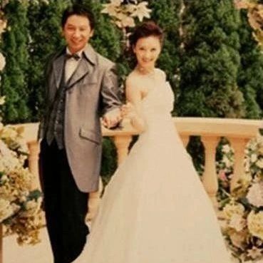 43岁“梦萍”乐珈彤,嫁豪门与丈夫恩爱15年,如今成最低调阔太