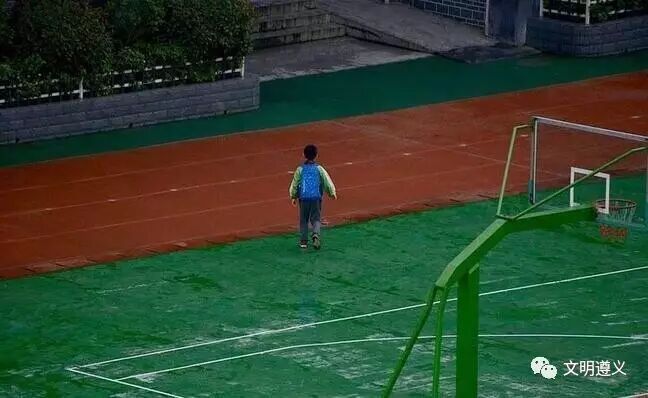 小学生上课迟到突遇奏国歌 雨中站立独自敬礼