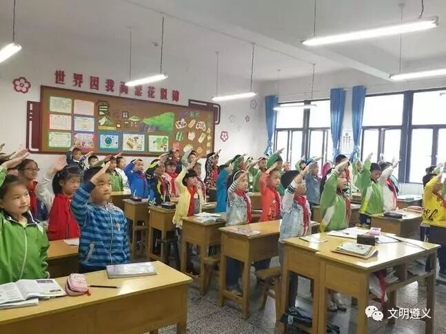 小学生上课迟到突遇奏国歌 雨中站立独自敬礼