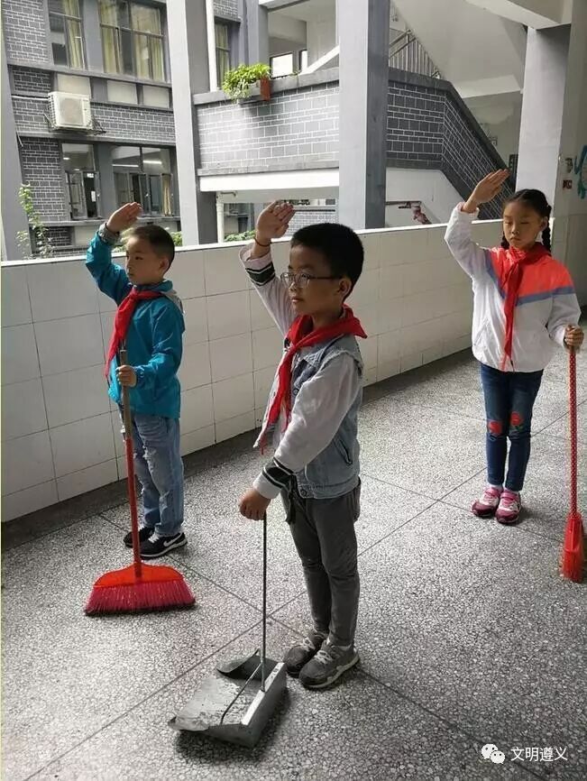 小学生上课迟到突遇奏国歌 雨中站立独自敬礼