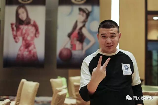 现场直播里的人民币玩者：33岁老板娘一年红包近一百万，父亲望其在现场直播里找出第一类(图4)