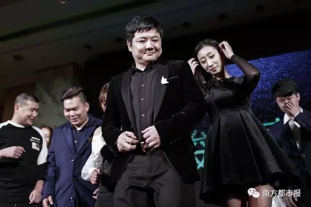 现场直播里的人民币玩者：33岁老板娘一年红包近一百万，父亲望其在现场直播里找出第一类(图3)