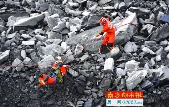 救援人员在灾害现场进行搜救