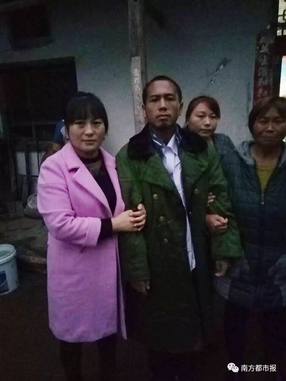 男子出海被索马里海盗劫持 7年后终于回到家过年