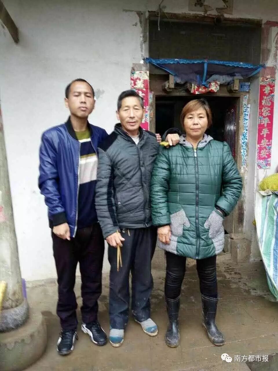 男子出海被索马里海盗劫持 7年后终于回到家过年