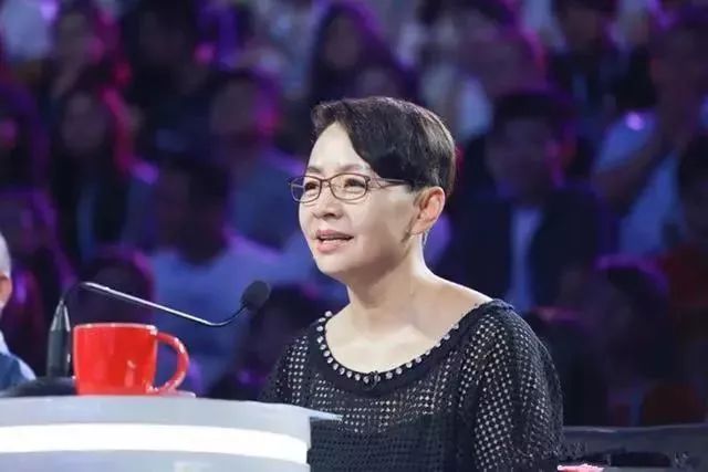 57岁宋丹丹近照曝光太雷人,三段婚姻两次闪婚,2亿豪宅堪比皇宫