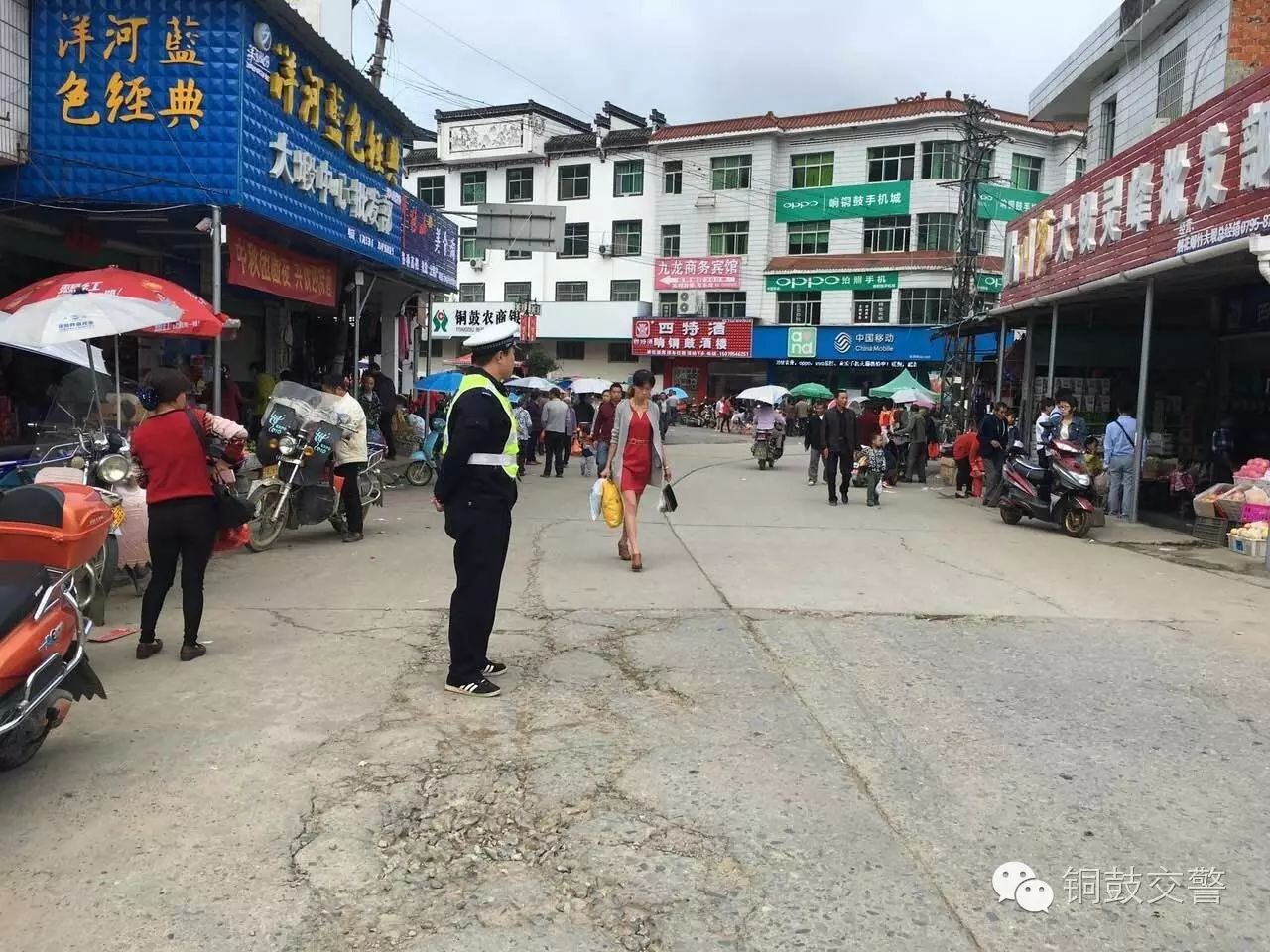 【交警在路上】铜鼓交警"十一国庆"抓管控,保畅通,促