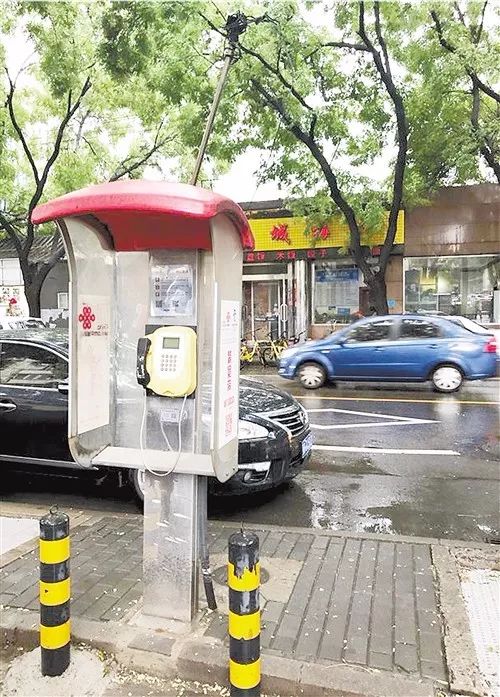 袁 勇摄 城市中"被遗忘的存在" 20世纪90年代,公用电话开始在街头