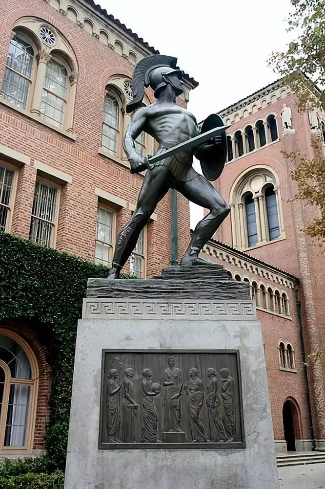 为何南加州大学要把铜像包起来?