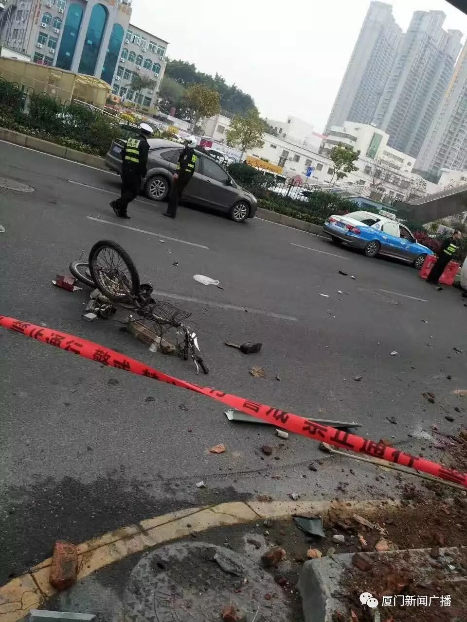 莲前西路小车撞飞电动车后翻车 莲前西路双向全堵