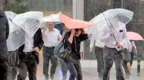 雨神萧敬腾来了,也丝毫不慌