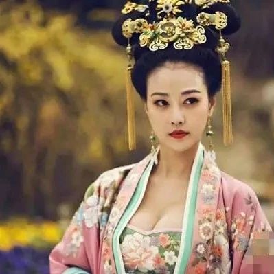 周海媚年轻时多撩人?当看到最后一张,网友:不愧是最美灭绝师太