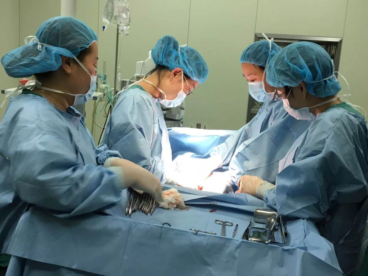 妇产科主治医师陈英霞(左一),李静(右一)和其他医护人员为刘女士手术