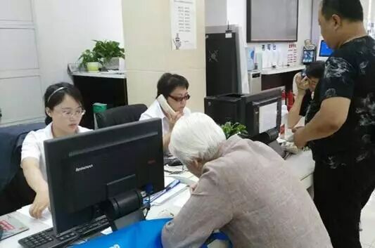 送锦旗,言温暖,住保科帮老人找到温馨的家~