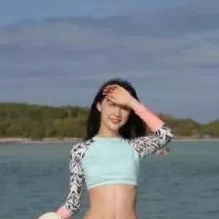 雷佳音称妻子比迪丽热巴“好看”,看到他老婆照片后,网友:的确