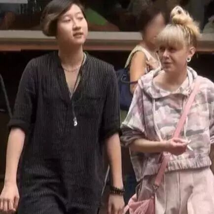 被成龙养大的房祖名和被吴绮莉养大的小龙女,人生道路截然不同!