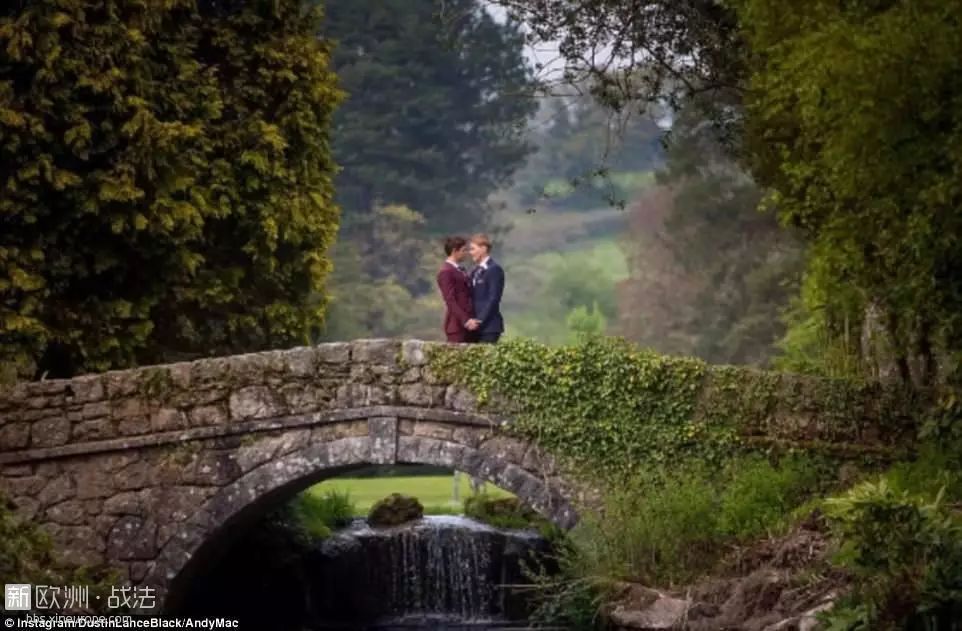 4015982C00000578-4484014-We_did_it_Meanwhile_Dustin_shared_a_more_intimate_momen.jpg