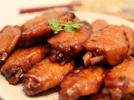 鸡翅根用热水冲洗几遍