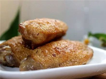 倒入适量的生抽