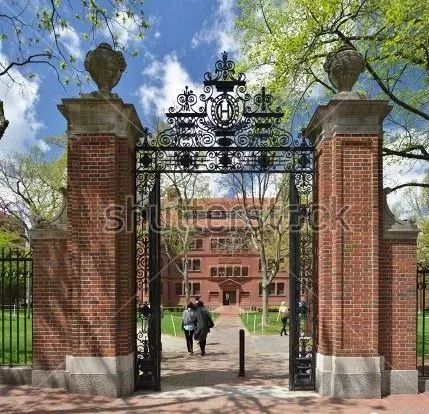 宏伟,气派的大门,而在世界排名顶尖的哈佛大学, 要找到她的那么大的