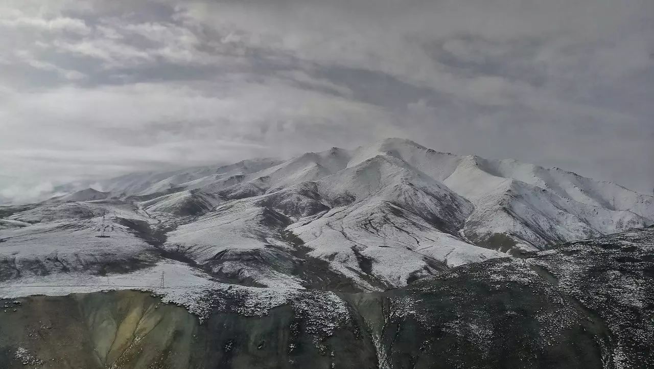 当坐火车回家经过昆仑山时,张恩通遇上了人生中第一场八月飘雪.