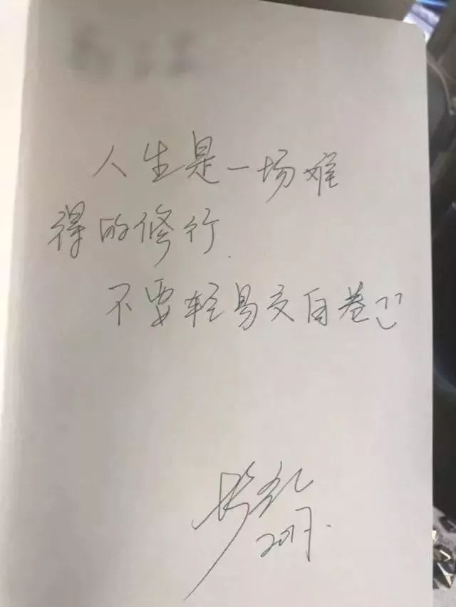 这位"妈妈粉"是大学退休教师,年事已高,无法跨上高高的舞台.