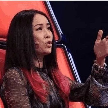 那英一家三口外出,女儿衣着朴素不像星二代,儿子长相遭吐槽