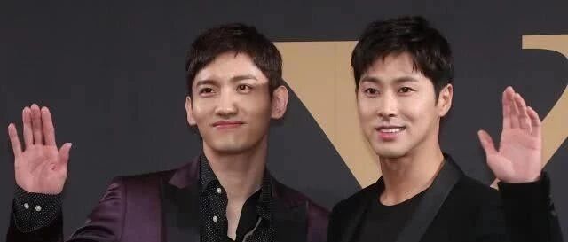 演唱会后台的东方神起:沈昌珉电梯间吸氧,郑允浩认为自己犯错!