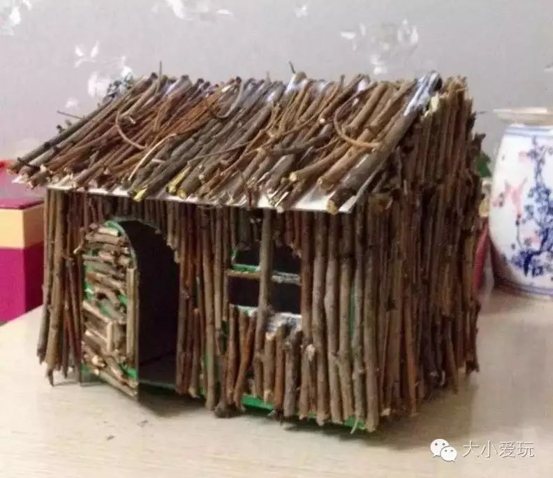 一个秋天捡回来的树枝,再加上一个小纸盒,用手工白胶就可以粘的牢牢