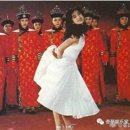 王祖贤拍广告瞿颖当群演的照片曝光,两位女神的服装形成鲜明对比