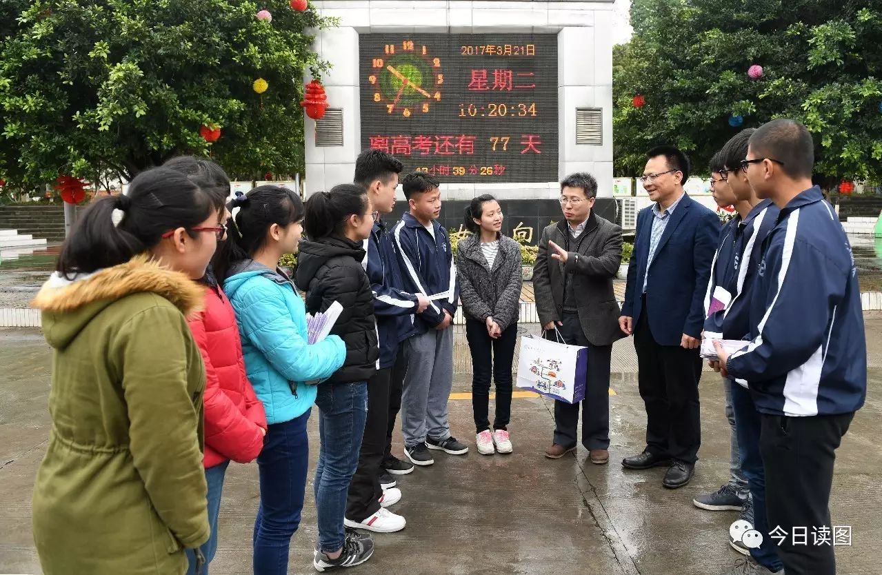 在广西都安高中,清华大学博士生导师肖永顺(右五)在和准备参加高考