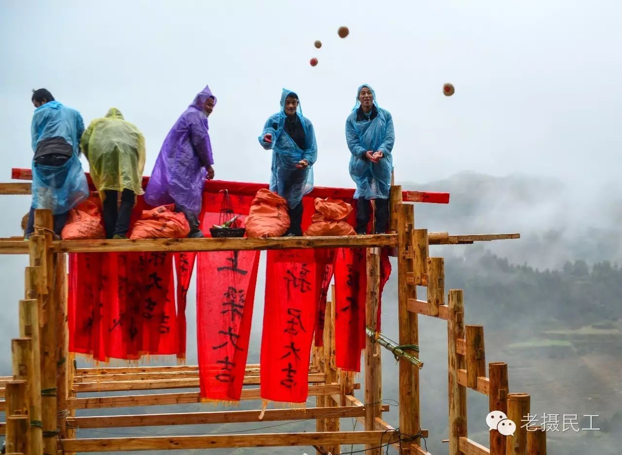 广西龙胜各族自治县龙脊镇小寨村民在为新吊脚楼举行上梁仪式.